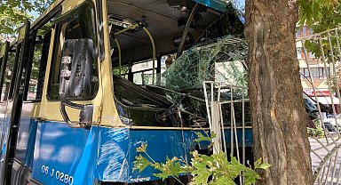 Ankara'da freni boşalan minibüs sitenin demir parmaklıklarına çarptı: 6 yaralı
