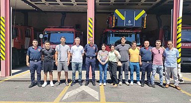 Anne ve kızı depremzede kendilerini enkazdan kurtaran itfaiye erlerini ziyaret etti
