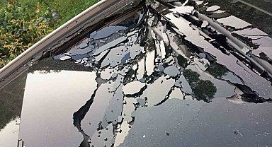 Apartmandan atılan kemik parçası otomobilin üzerine düştü