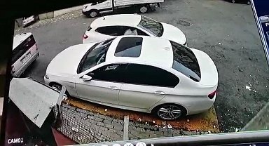 Aracı soyulan sürücünün 'güvenlik kameralı önlemi' işe yaramadı: Hırsızlık anı kamerada