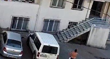 Arnavutköy'de eşine ve komşularına kızan adam sokak ortasında bıçakla kendine zarar verdi