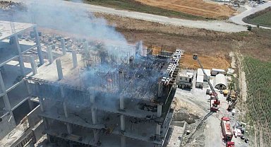 Arnavutköy'de fabrika inşaatında yangın çıktı: Yükselen dumanlar bir çok ilçeden görüldü