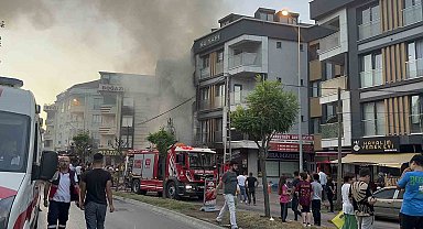 Arnavutköy'de sigara izmaritinden çıkan yangın 6 katlı iki binaya sıçradı