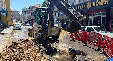 Ataşehir'de İSKİ personelinin patlayan su borusuyla mücadelesi kamerada