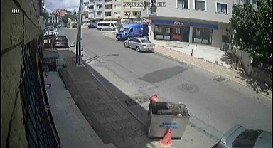 Ataşehir'de kendi kendine ilerleyen çöp konteyneri park halindeki otomobile çarptı