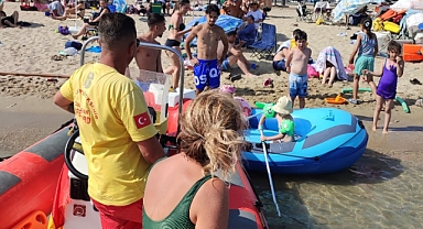 Ayvalık'ta Denizde Akıntıya Kapılan Bottaki Aileyi Cankurtaranlar Kurtardı