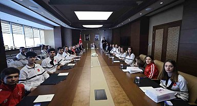 Bakan Dr. Osman Aşkın Bak, İşitme Engelliler Voleybol Milli Takımları'nı kabul etti