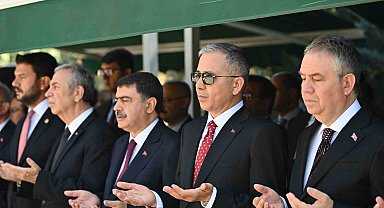 Bakan Yerlikaya'dan 15 Temmuz şehitliğine ziyaret