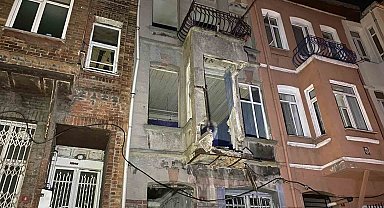 Balat'ta 3 katlı metruk binanın balkonu çöktü