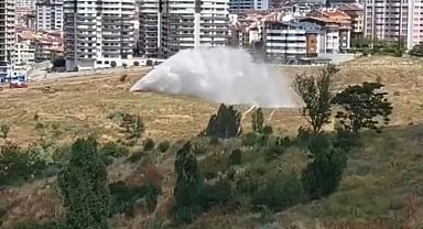 Başkent'te boru patladı, su metrelerce yükseğe fışkırdı