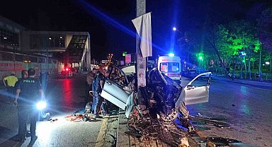 Başkentte direğe çarpan araç hurdaya döndü: 1 ölü