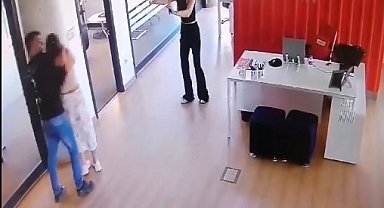 Beykoz'da bıçakla iş yerinde kadını rehin alan saldırgan kamerada