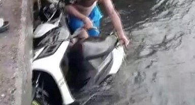 Beykoz'da ilginç kaza: Motosikletli denize uçtu