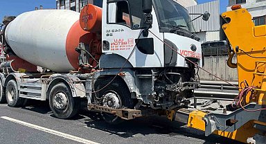 Beylikdüzü'nde beton mikseri sürücüsü bariyerlere çarptı