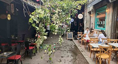 Beyoğlu'nda faciadan dönülen anlar kamerada: Ağaç devrildi, çevredekiler son anda kurtuldu