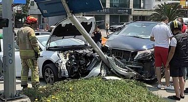 Beyoğlu'nda kaza yapan iki araç yön levhasına çarptı: 1 yaralı