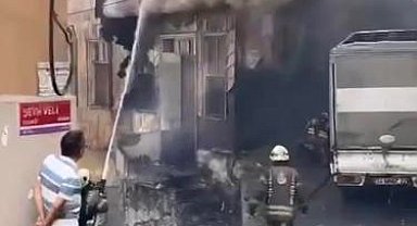 Beyoğlu'nda yanan ahşap binanın çöktüğü an kamerada