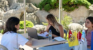 Buca Belediyesi tercih sürecinde öğrencilerin yanında
