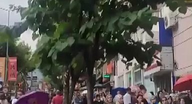 Bursa'da alışveriş çılgınlığı: Sağanak yağışa aldırmadan sıraya girdiler