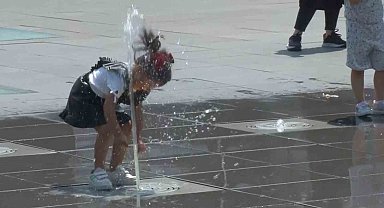 Bursa'da havalar ısınınca su parkları doldu taştı