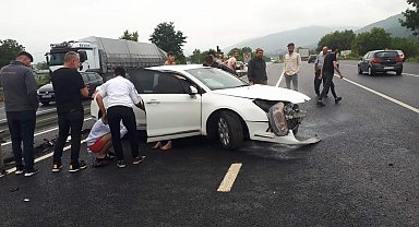Bursa'da otomobil bariyerlere çarptı: 4 yaralı