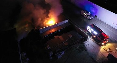 Bursa'da plastik boru deposu alev alev yandı