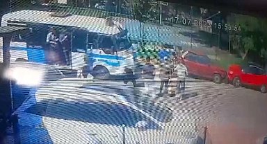 Bursa'da zincirleme kaza: Yolcu minibüsü park halindeki otomobile çarptı