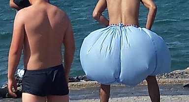 Büyükada'da ilginç görüntü: Naylon torba ile denize girdiler