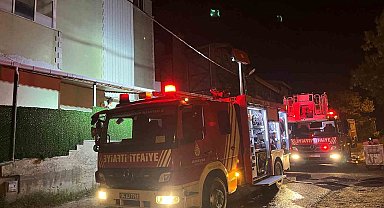 Büyükçekmece'de ıslak mendil üretimi yapılan binada yangın çıktı