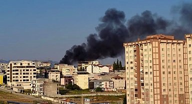 Çatı alev alev yandı, mahallelinin izlemesi dikkatlerden kaçmadı