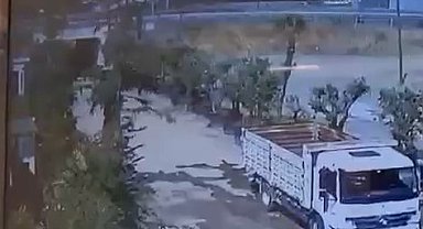 Çekmeköy'de tekeri patlayan tır şarampole yuvarlandı