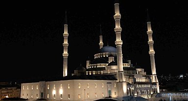Darbe girişiminin 7. yıldönümünde camilerden yeniden sela sesi yükseldi