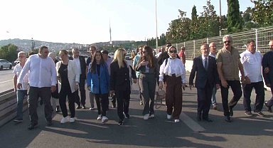 Darbenin 7'nci yılında dev Türk bayrağı 15 Temmuz Şehitler Köprüsü'ne asıldı