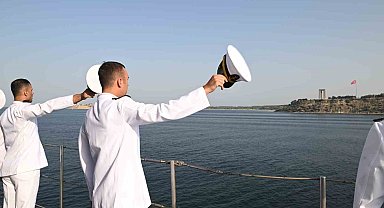 Deniz Harp Okulu öğrencileri Çanakkale şehitlerini selamladı