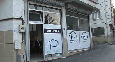 Depremzedeler için toplanan yardımları çaldılar