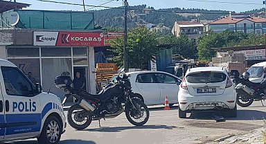 Dur ihtarına uymayan ehliyetsiz sürücü polis motosikletine çarptı