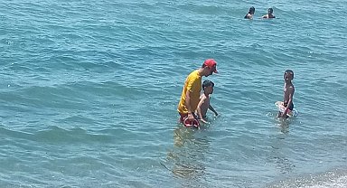 Edremit'te boğulma tehlikesi geçiren 2 çocuğu cankurtaran ekibi kurtardı