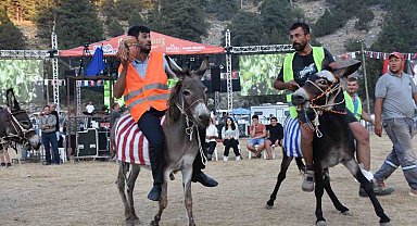 Eşek üzerinde ellerindeki topla gol atmak için çabaladılar