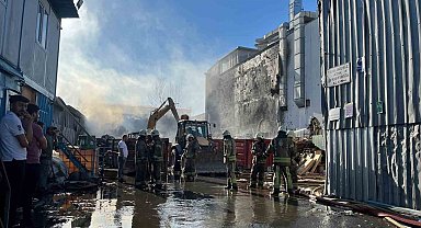 Esenyurt'ta geri dönüşüm deposunda korkutan yangın