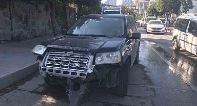 Eyüpsultan'da su borusu patladı, cadde göle döndü