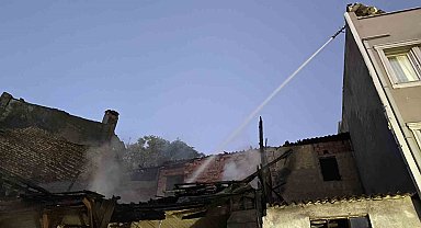 Fatih'te 2 katlı metruk bina alev alev yandı
