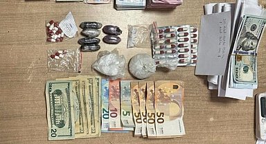 Fatih'te uyuşturucu ticareti polise takıldı: Oyuncak ayıdan para ve uyuşturucu çıktı