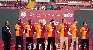 Galatasaray, yeni transferlerine taraftara açık imza töreni düzenledi