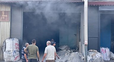 Geri dönüşüm tesisinde korkutan yangın... Siyah duman şehri kapladı