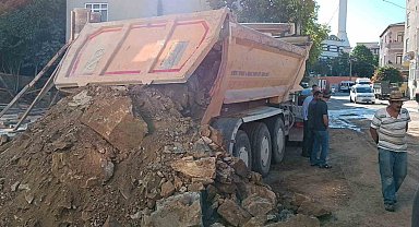 Geri manevra yapan hafriyat kamyonu baba ve 2 çocuğunu ezdi