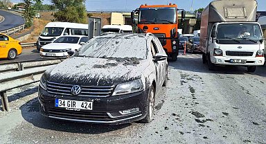 Hafriyat kamyonu ani fren yaptı, beton harcı otomobilin üzerine döküldü