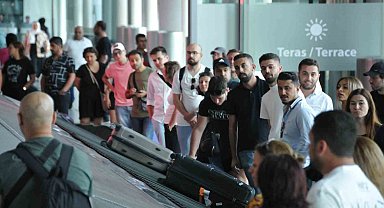 İstanbul Havalimanı'nda bayram dönüşü yoğunluğu sürüyor