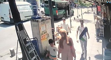 İstanbul'da akıl almaz olay kamerada: Binadan başlarına taş yağdı