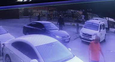 İstanbul'da cinayetle biten silahlı saldırı kamerada: Dakikalarca konuşup kurşun yağdırdı