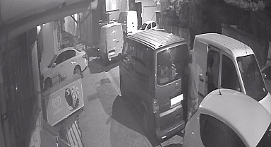 İstanbul'da film gibi hırsızlık kamerada: Araca yol verip hırsızlığa devam ettiler